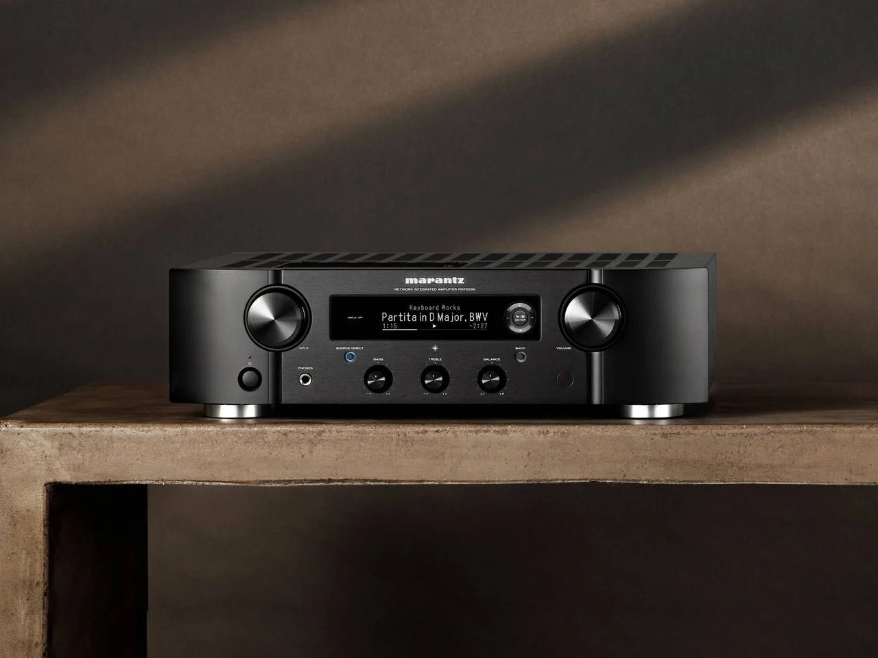 Интегриран усилвател Marantz PM7000N -в интериор